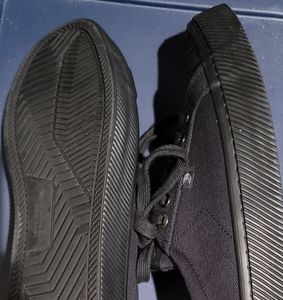 Cariuma men's 8.5 ladies 10